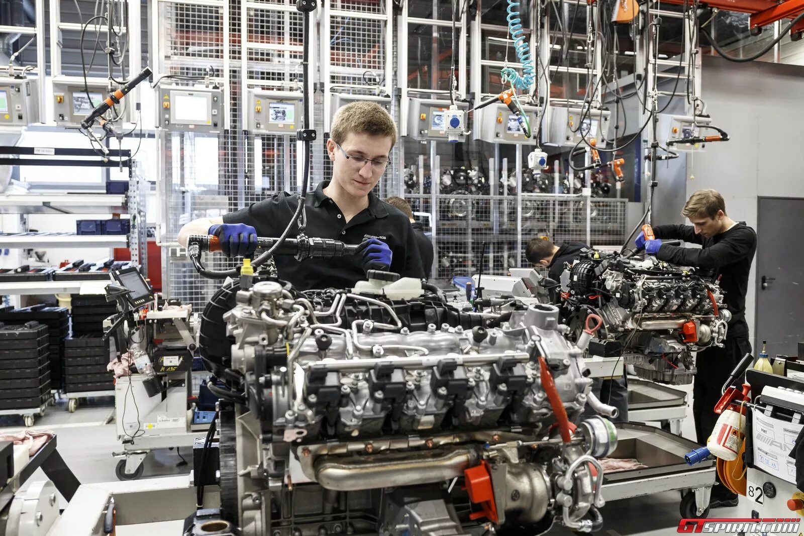 Mercedes-Benz Factory. Мерседес АМГ завод. Завод Мерседес Бенц в Германии. Мерседес АМГ завод Германия. Сохранение собранный двигатель