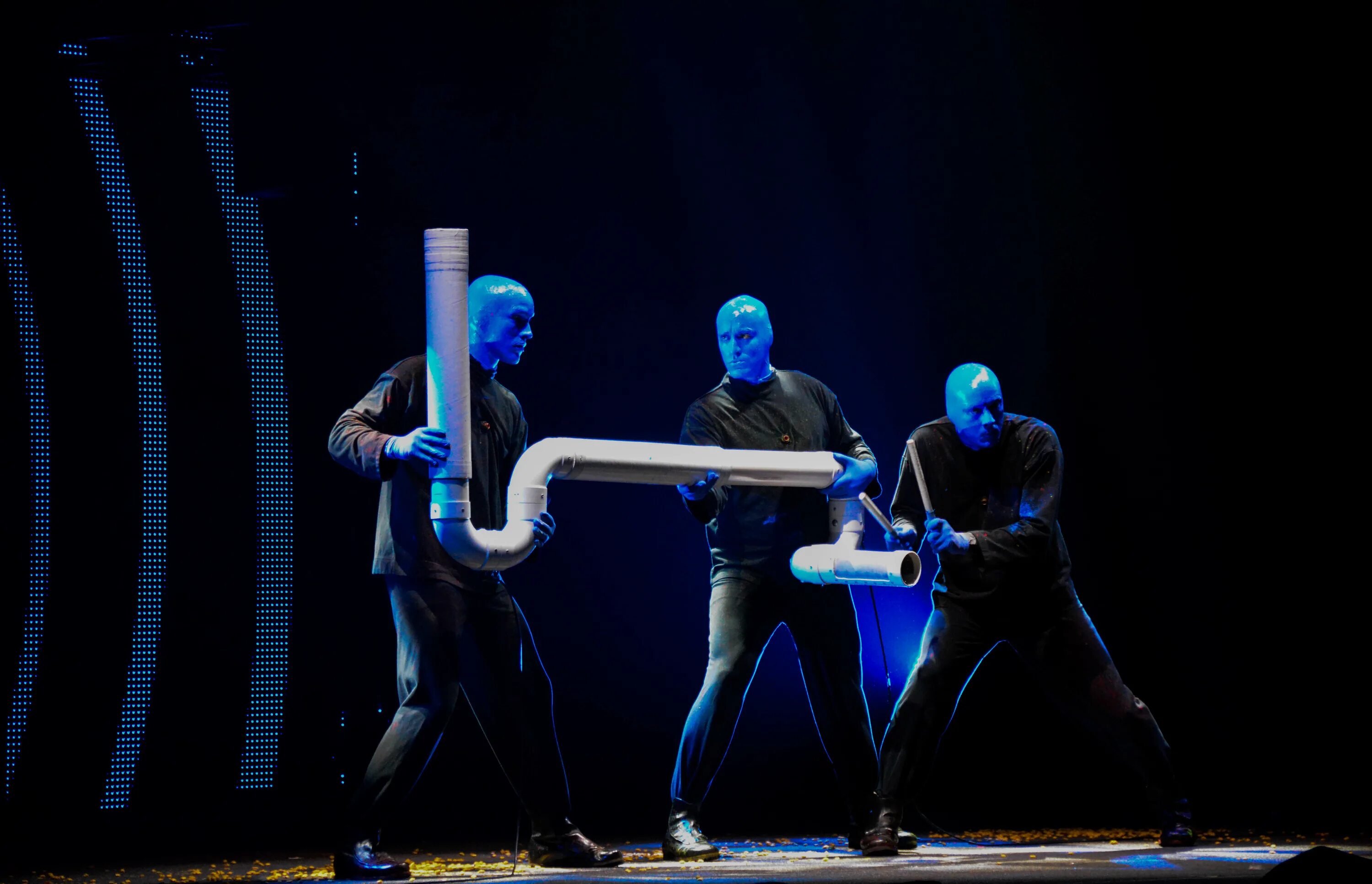 Группа голубых мужчин. Группа Blue man Group. Blue man Group солистка. Blue man Group шоу. Venus hum & Blue man Group солистка.