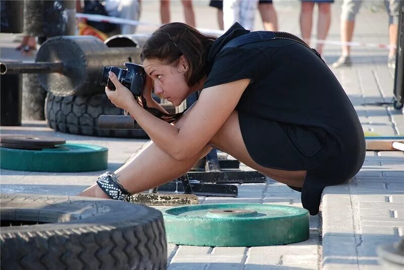 На что готовы пойти девушки. Девушка фотограф. Смешные позы фотографов. Смешной фотограф девушка. Смешные кадры.