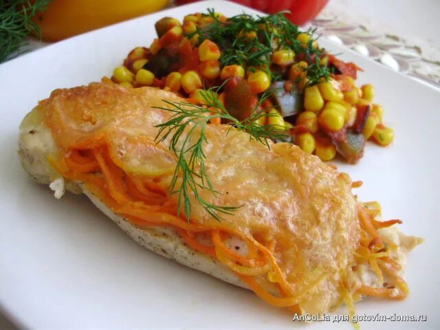 Курица запеченная с морковью. Куриное филе запеченное с корейской морковью. запекать курицу с морковкой. отбивная с морковкой по корейски. куриное филе в духовке с морковкой.