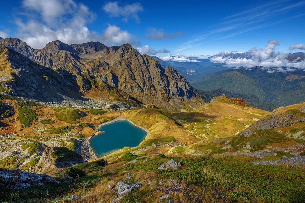 Зеркальной поляны. Озеро зеркальное красная поляна. Озеро ачишхо красная поляна. Гора ачишхо красная поляна. Озеро ачишхо красная поляна.