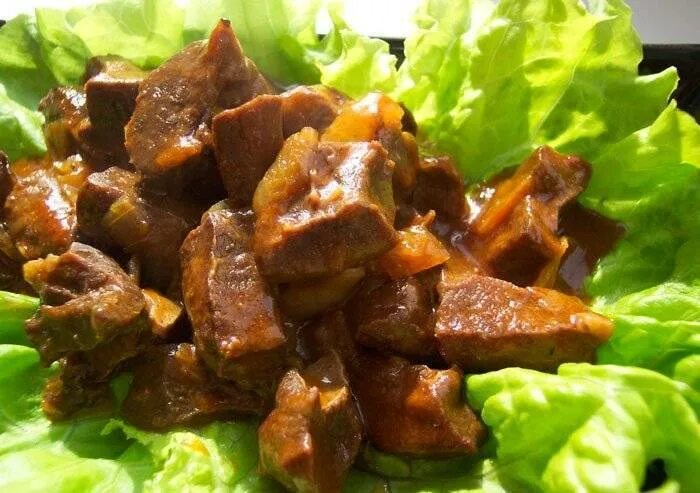 Сердце говяжье тушеное. Тушеные сердечки с лапшой. Сердечки тушеные с овощами. Рецепт приготовления тушеного сердца. Жаркое из говядины.