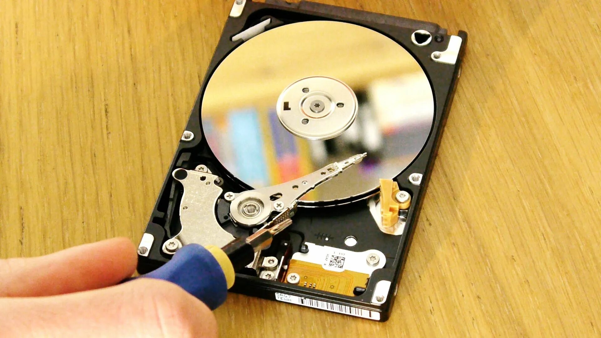 Лучший жесткий диск hdd. Жесткий диск. hdd в разборе. неисправный жесткий диск. ремонтируется жёсткий диск.