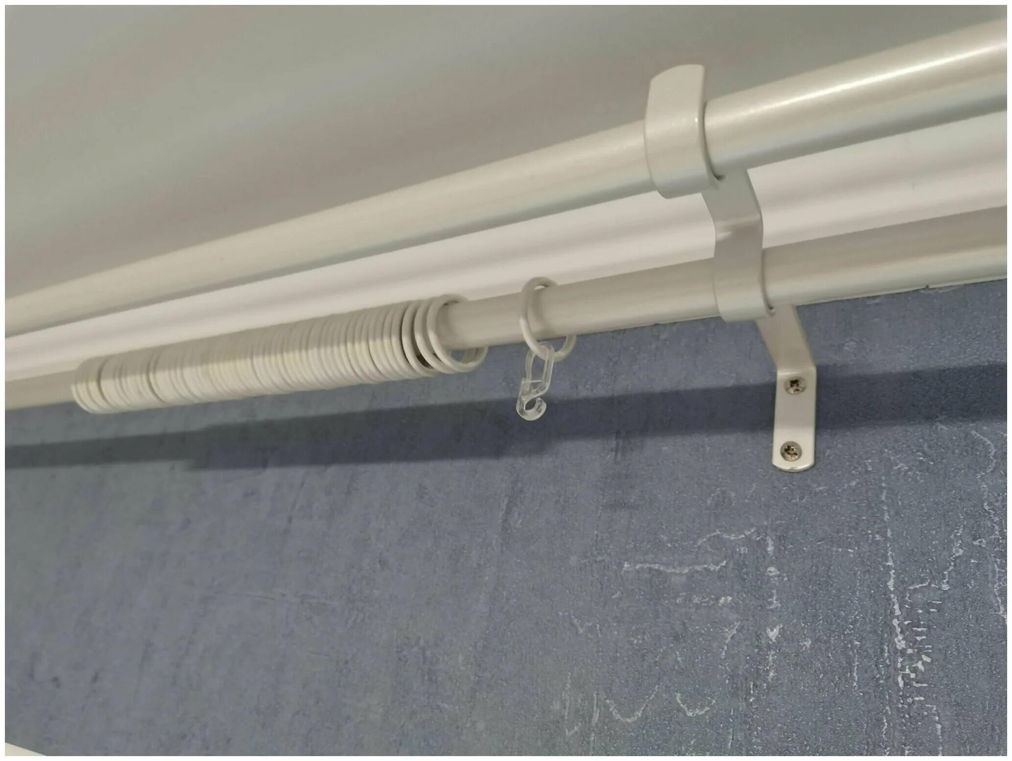 Как установить карниз на стену. Как установить карниз на стену. Artex карниз поворотный элемент 135. Как установить карниз на стену. Вешает карниз.