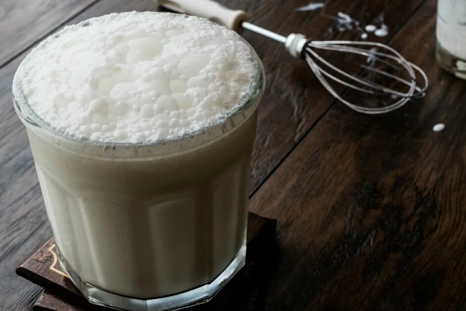Как готовят айран. Ayran. взбитый айран. айран кисломолочные продукты. айран напиток.
