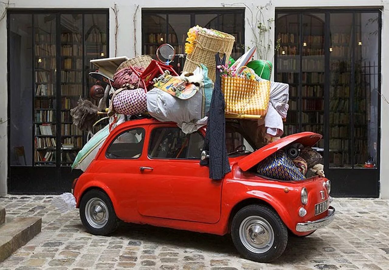 Везти на машине людей. Везти на машине людей. Нагруженная машина. Перегруженный грузовик в индии. Машина нагруженная мешками.