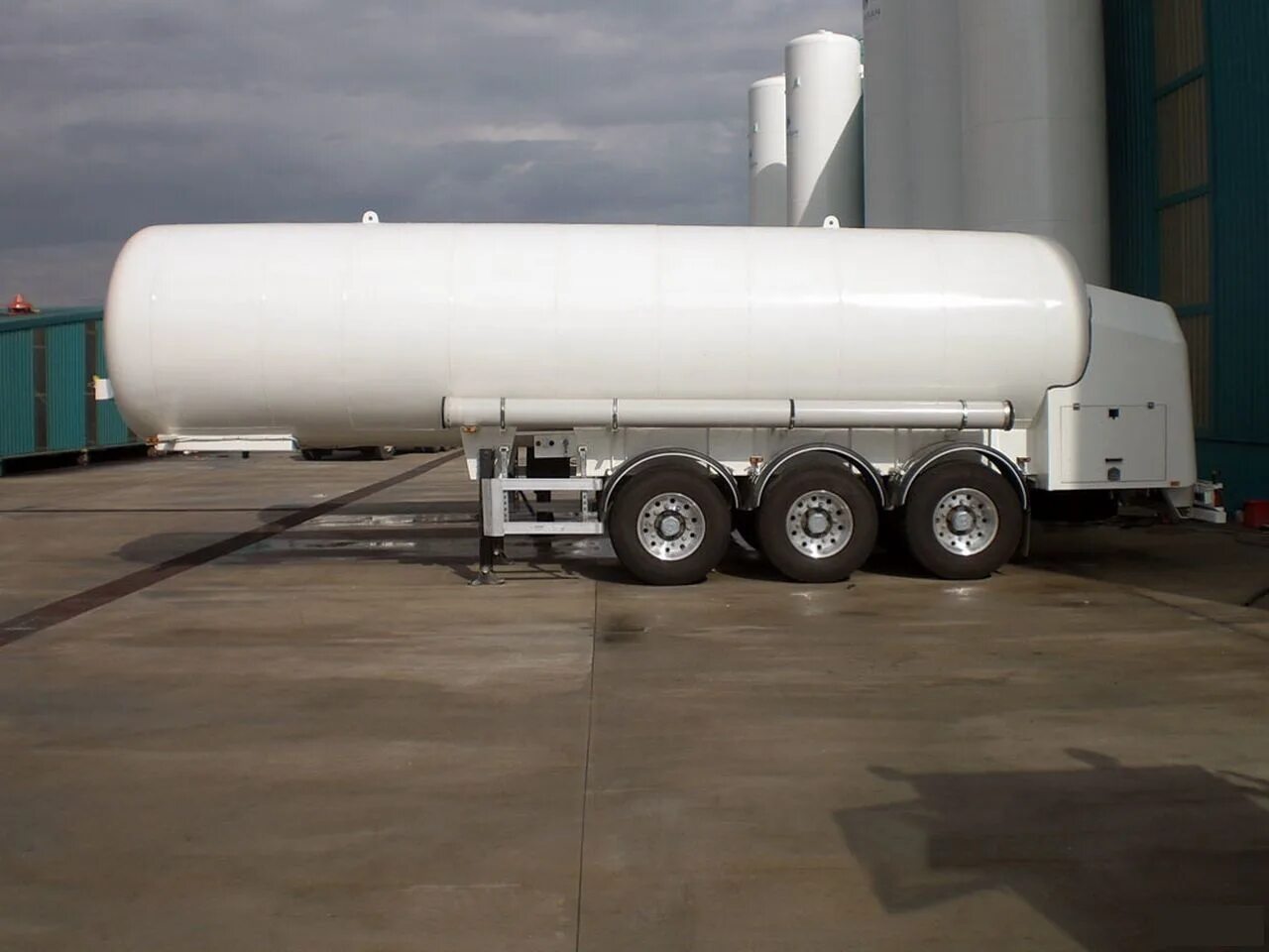 Полуприцеп karbonsan. Цистерна для горючего 50 м3 металл. Габариты автоцистерны 30 м3. М. Ргс 100 м3.