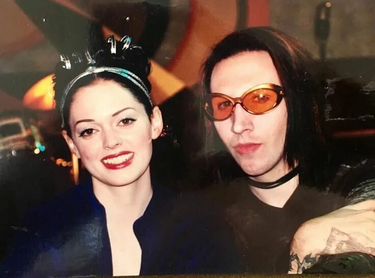 Роуз макгоуэн 1998. Мэрилин мэнсон и роуз. Роуз макгоуэн и мэнсон. Marilyn manson и роуз макгоуэн. Мэнсон роуз.