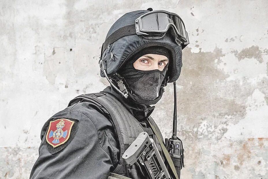 мужчина оперативник. собр фсб. парень оперативник. маска спецназа. спецназ осн сатурн.