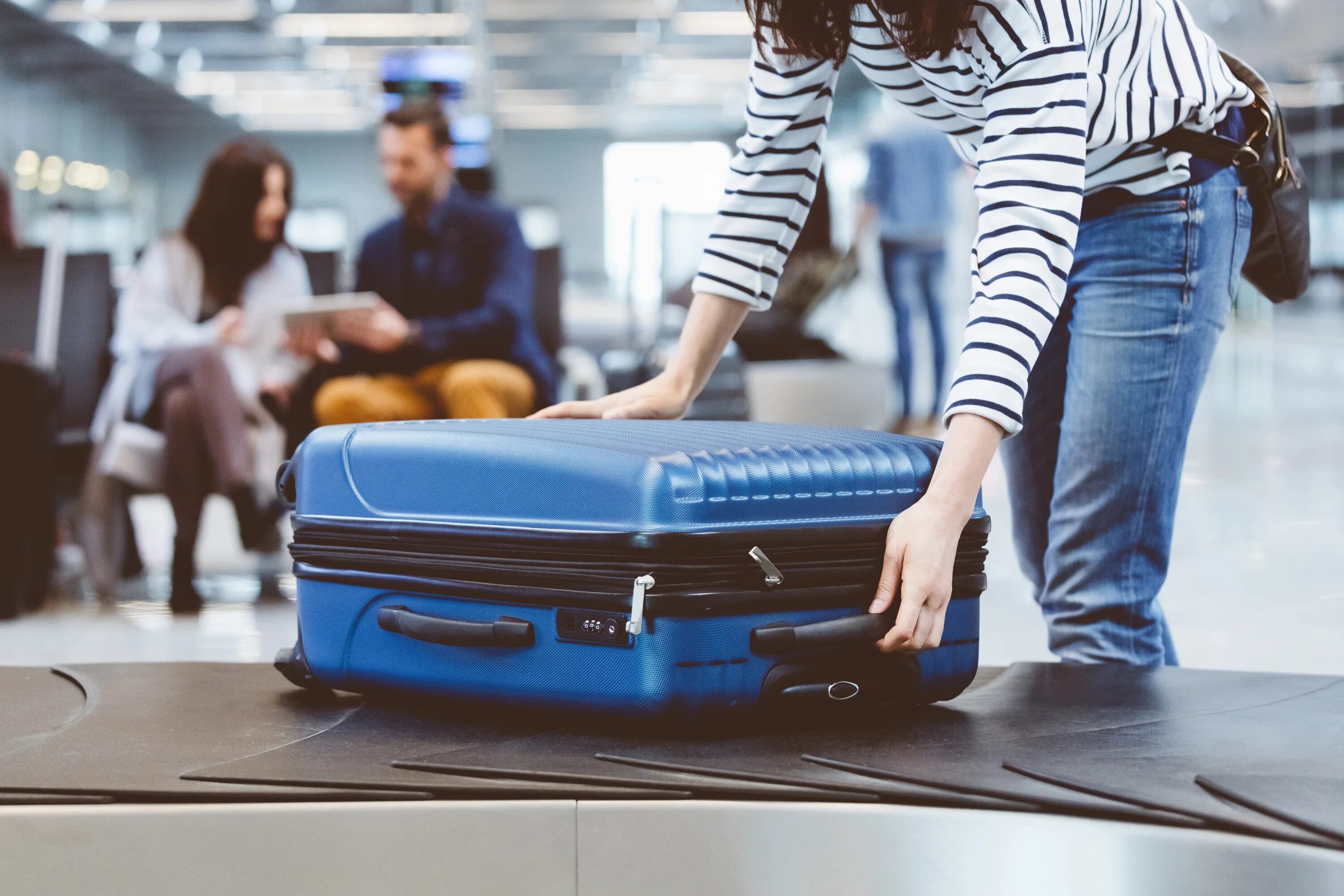 Где оставить чемодан. Чемодан в аэропорту. Красивый чемодан. Багаж в аэропорту. Чемодан для багажа.