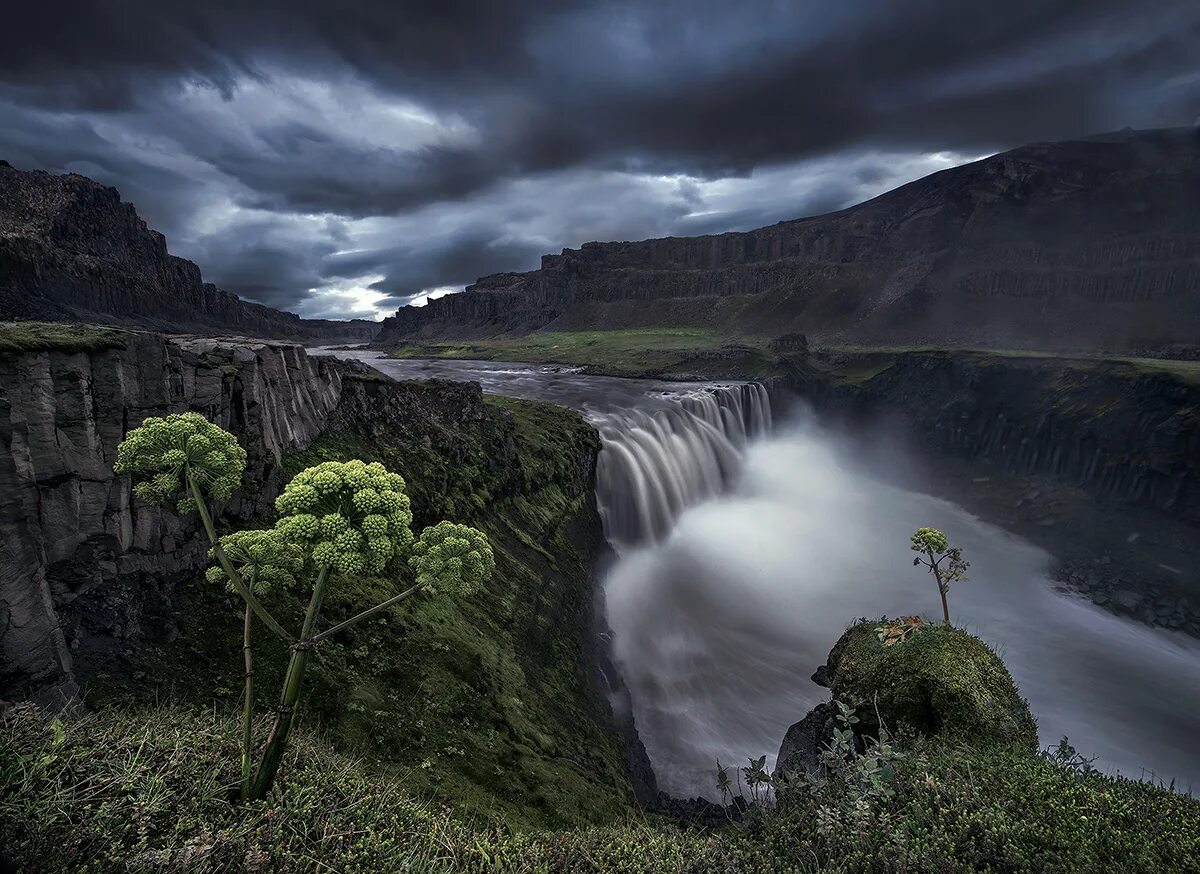 Невероятные картинки. Водопад Хафрагильсфосс. Урубамба Исландия. Природа Исландии. Невероятные пейзажи.