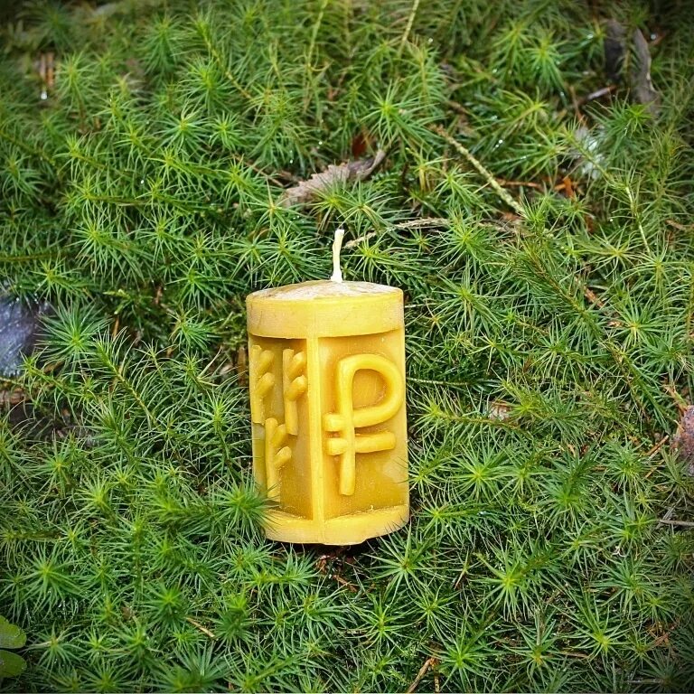 Рунические свечи. Руны на свечу. Рунические свечи. Рунические свечи. Руна на свече.