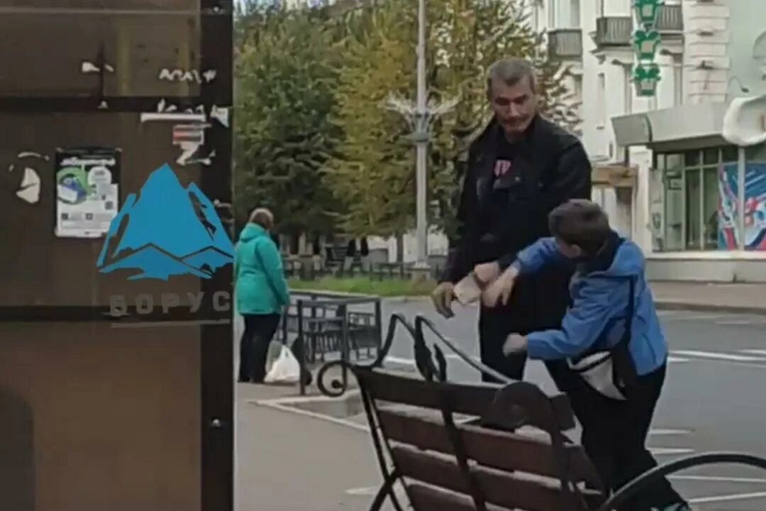Мужик заступился. Парень заступился за девушку. Избили в московском метро. Парень заступился за девушку. Мужик заступился.