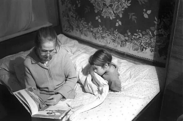 Детская кроватка в советских фильмах. Бабушка и внучка СССР. Кровать старый для ребенок. Бабушка рассказывает сказку на ночь.