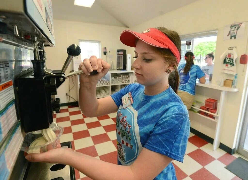 Работник подросток. Трудоустройство несовершеннолетних. Вакансии подработки для подростков. Вакансии подработки для подростков. Рабочие на стройке.