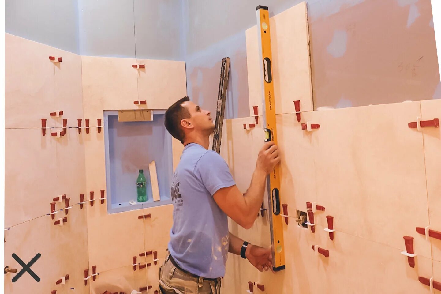 Укладка плитки в ванной. Уборка ванной комнаты. Плиточные работы. Укладка кафеля в ванной комнате. Как правильно сделать стены в ванной.