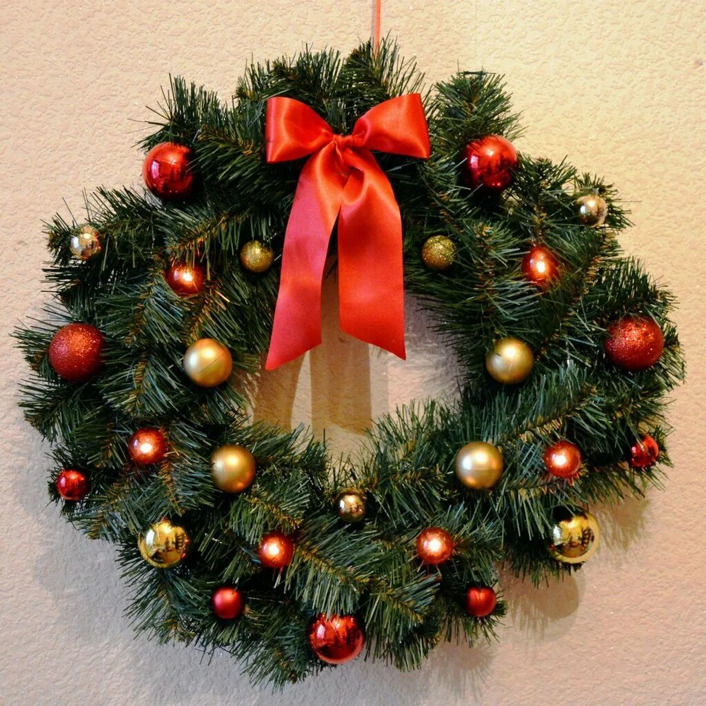 новогодний венок своими руками. новогодние веночки. как из мишуры сделать венок на дверь. рождественский венок. венок из мишуры на новый год своими руками.