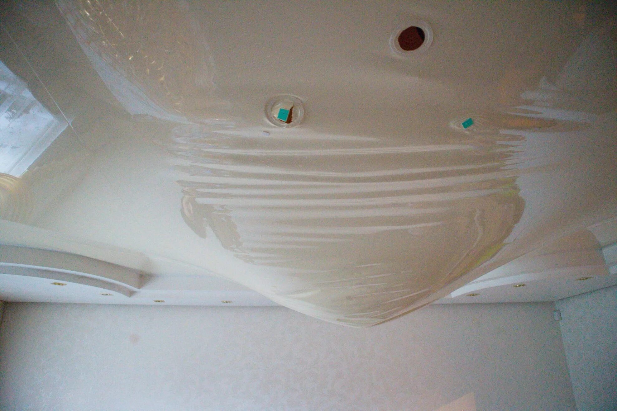 Водяной потолок. Вода в натяжном потолке. Натяжной потолок с дренажом для воды. Вода в потолке что делать