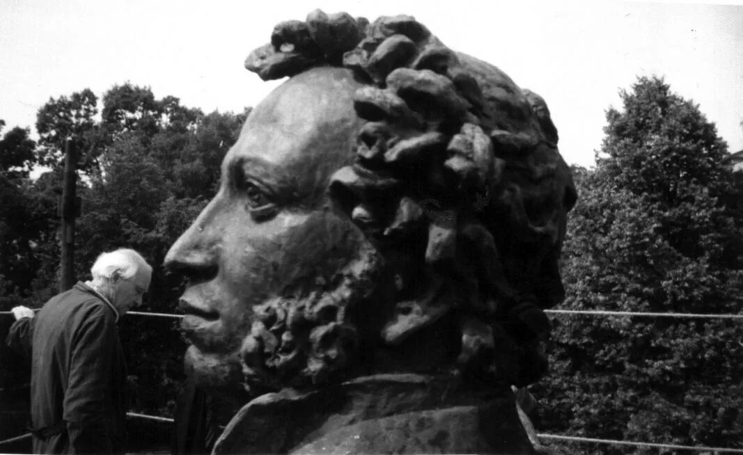 Скульптор константинович. Олег комов скульптор работы. Константин зурабович церетели. Скульптор михаил константинович аникушин. Аникушин скульптор википедия.