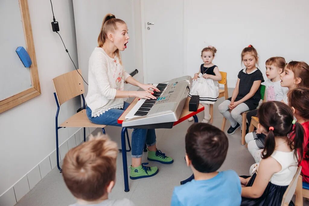 Музыкальный урок для детей. Дети на музыкальном занятии. Занятия вокалом для детей. Дошкольники на музыкальном занятии. Уроки пения для детей.