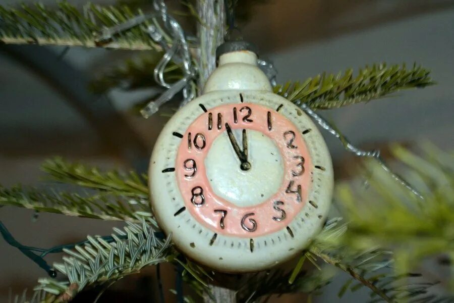 Елочная игрушка часы. Советские новогодние игрушки. Старинная елочная игрушка часы. Новогодняя игрушка часы.