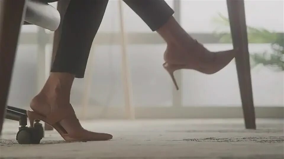 Sitting cross legged. Женская комиссия crossed legs. Crossing her legs. Crossing her legs. Скрещенные ноги у женщин.