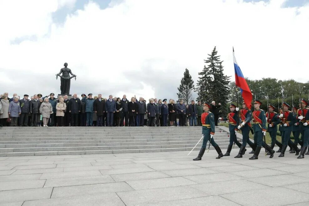 Возложение цветов к монументу защитникам санкт-петербурга 18. Возложение цветов к монументу героическим защитникам ленинграда. Возложение венков в санкт-петербурге. Памятники на лютеранском кладбище. С днем города.