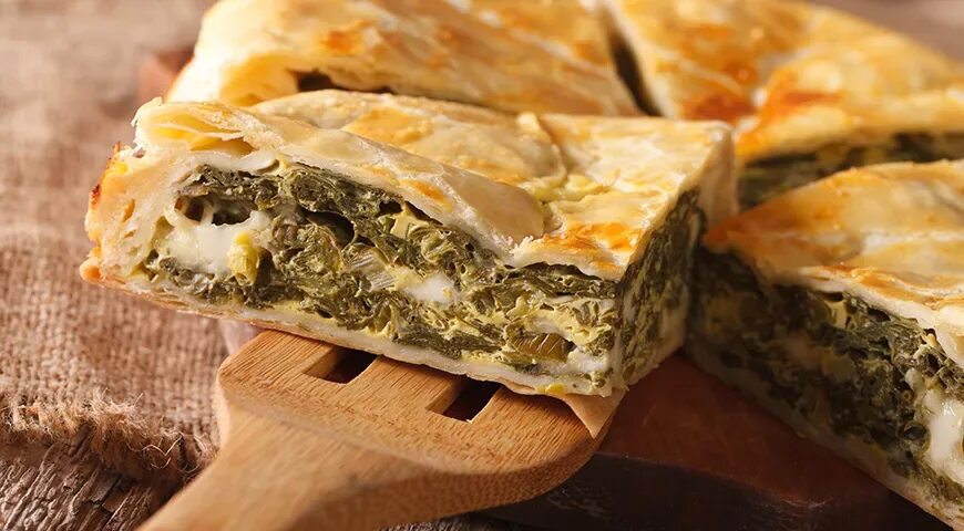 Пирог с тестом фило сыром и шпинатом. Спанакопита греческий. спанакопита пирог. пирог со шпинатом и сыром. пирог с щавелем.