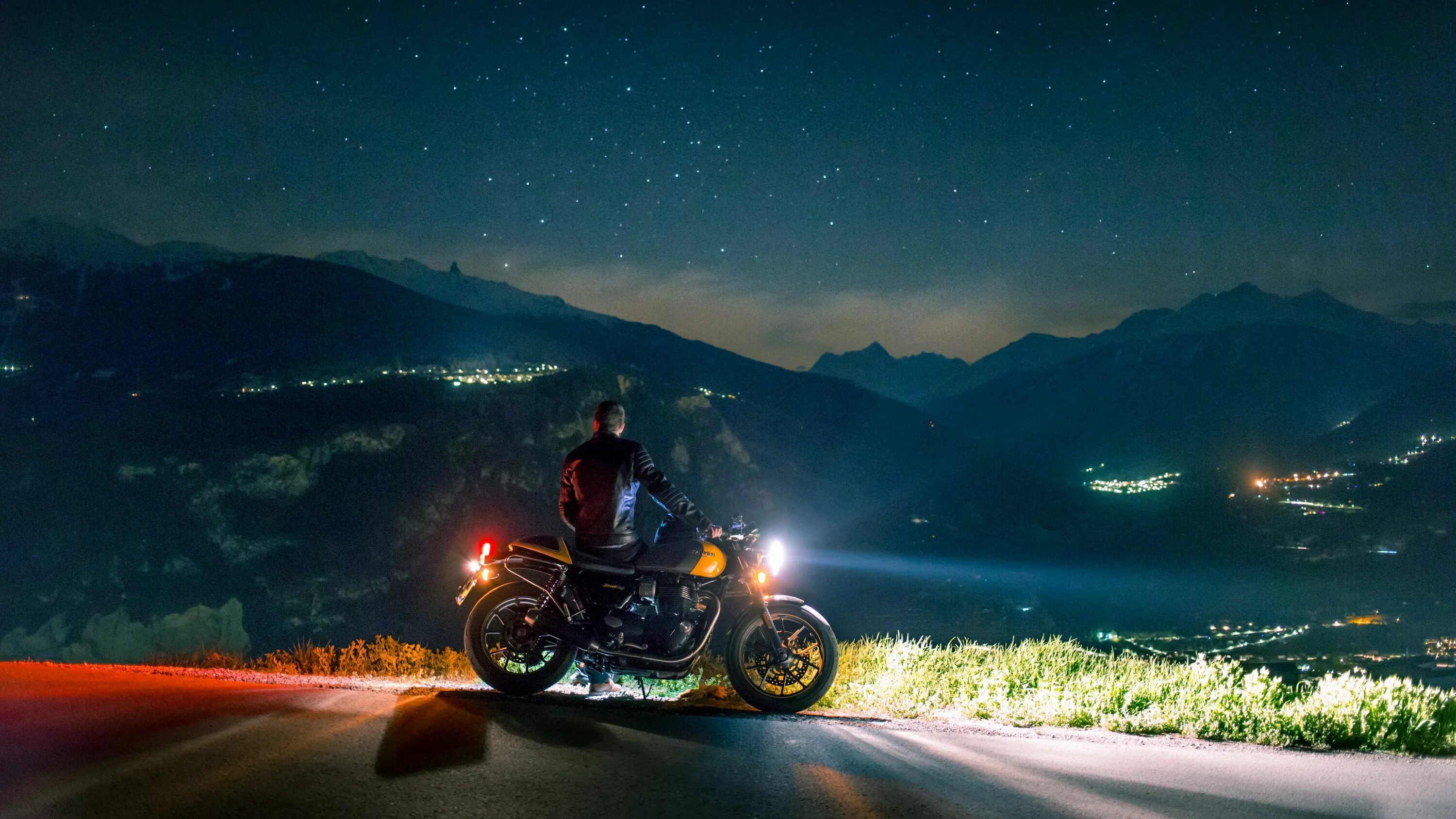 К чему снится ехать по дороге. Мотоцикл на дороге. Пейзаж с мотоциклом. Мотоцикл ночью. Мотоцикл на фоне гор.