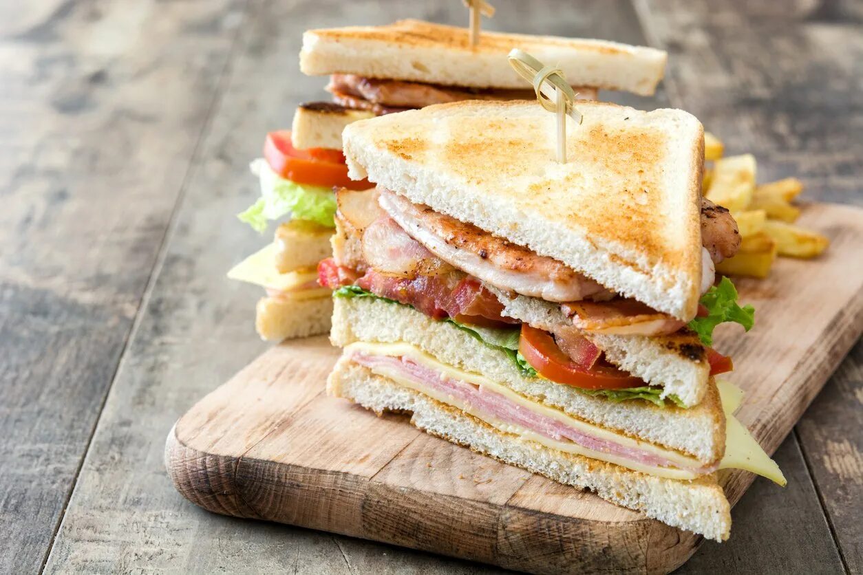 Клаб сэндвич. Клаб сэндвич на деревянном. Клаб сэндвич с семгой. Сэндвич без мяса. Выпечка номер 1 сэндвичи