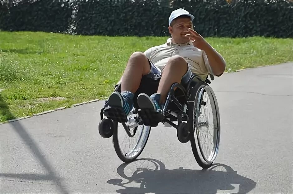 Инвалиды уроды. Инвалид колясочник. Дети колясочники. Ноги колясочника. Байк для инвалидов колясочников.