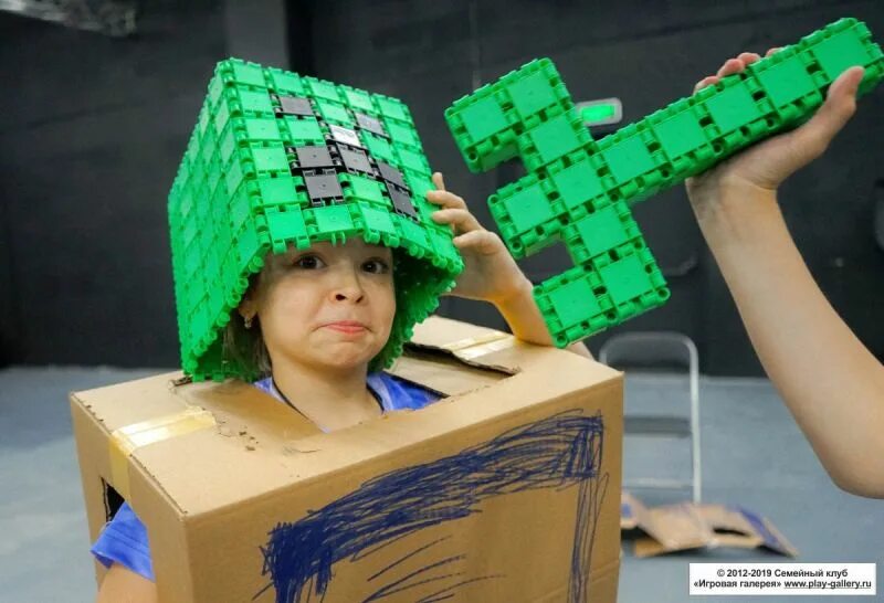 дети в майнкрафте. майнкрафт выживание. майнкрафт в реальности. младший играет в майнкрафт. компьютерные игры майнкрафт.