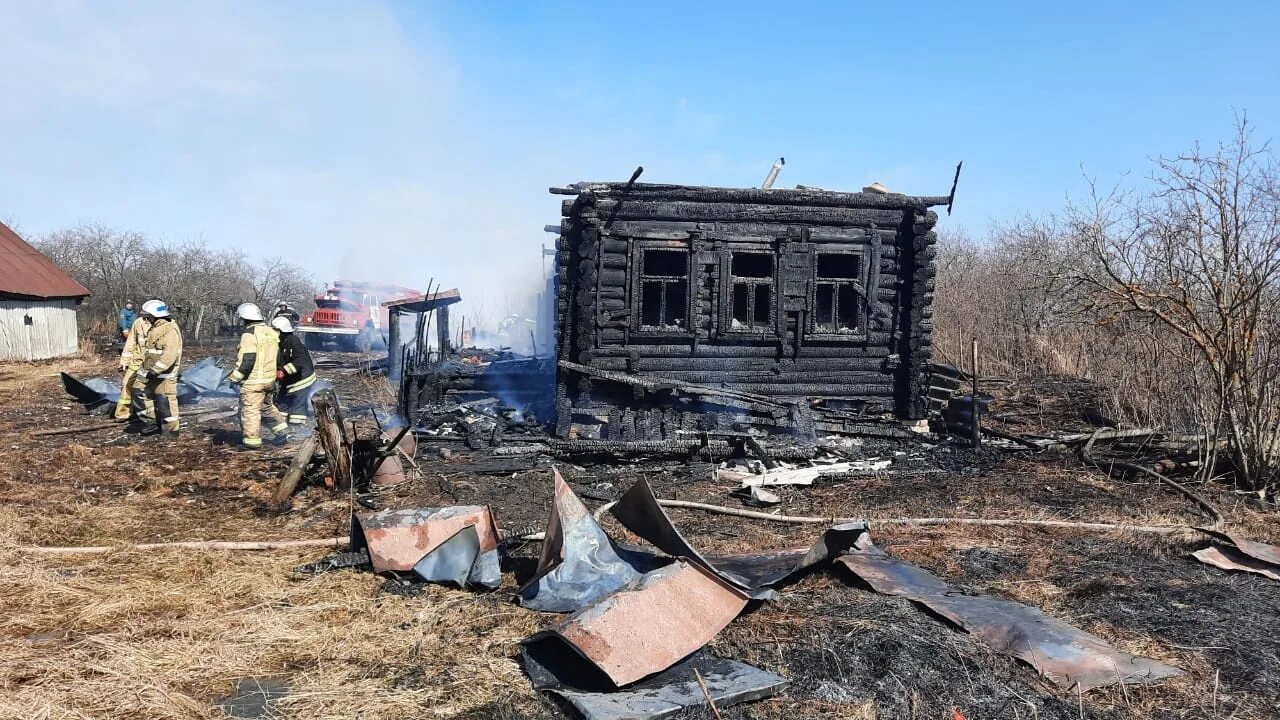 Пала половин. Шандрово Лукояновский район. Пожары в Нижегородской области за 2021. Пожар в Лукояновском районе. Пал травы в Лукояновском районе.