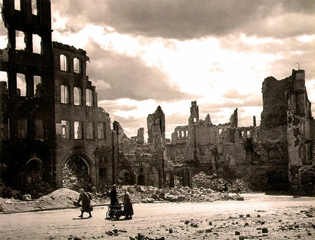 Город разрушенный во время войны. Нюрнберг 1945. Руины Германии 1945.