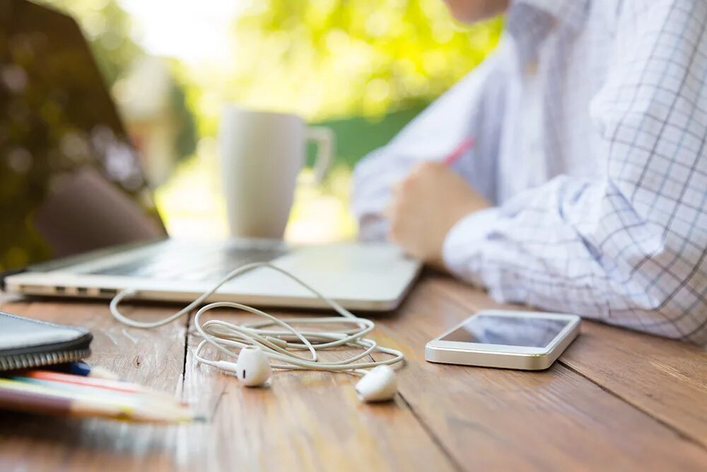 Work through. Картинка remote working. remote work. remote worker. ковид на удаленке.