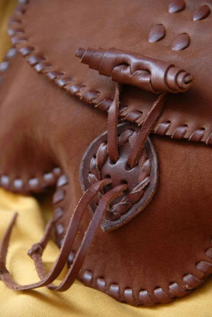 Работа с кожей. Необычные украшения из кожи. Работа с кожей для начинающих. Шитье изделий из кожи. Интересные кожаные изделия.