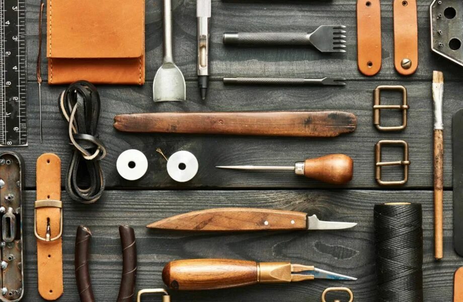 Мастерская изделий из кожи. Мастерская изделий из кожи. Инструменты для изготовления кожаных изделий. Мастерская по пошиву изделий из кожи. Аксессуары для кожаных изделий.