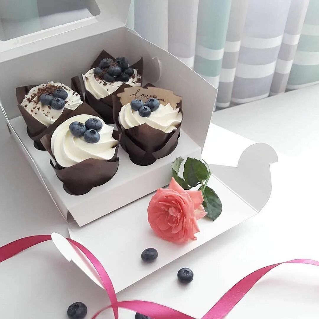 капкейки. украшение капкейков. капкейки с розовым кремом. 4 капкейка. пирожные в коробке.