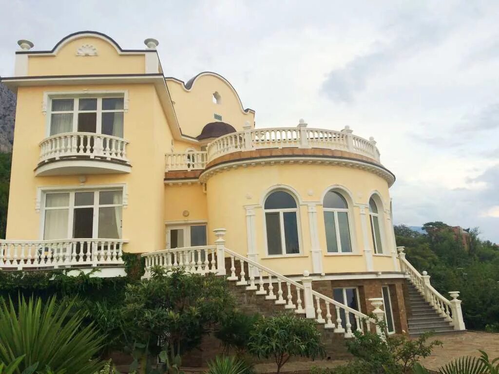 Купить дом в Крыму рядом Ливадийским парком и видом на море