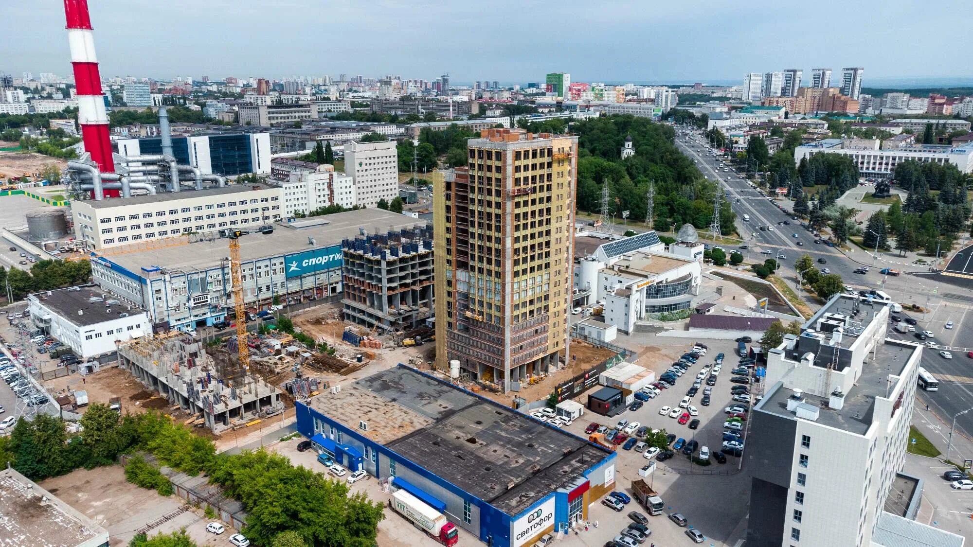 У Вечного огня на площади 50-летия Октября