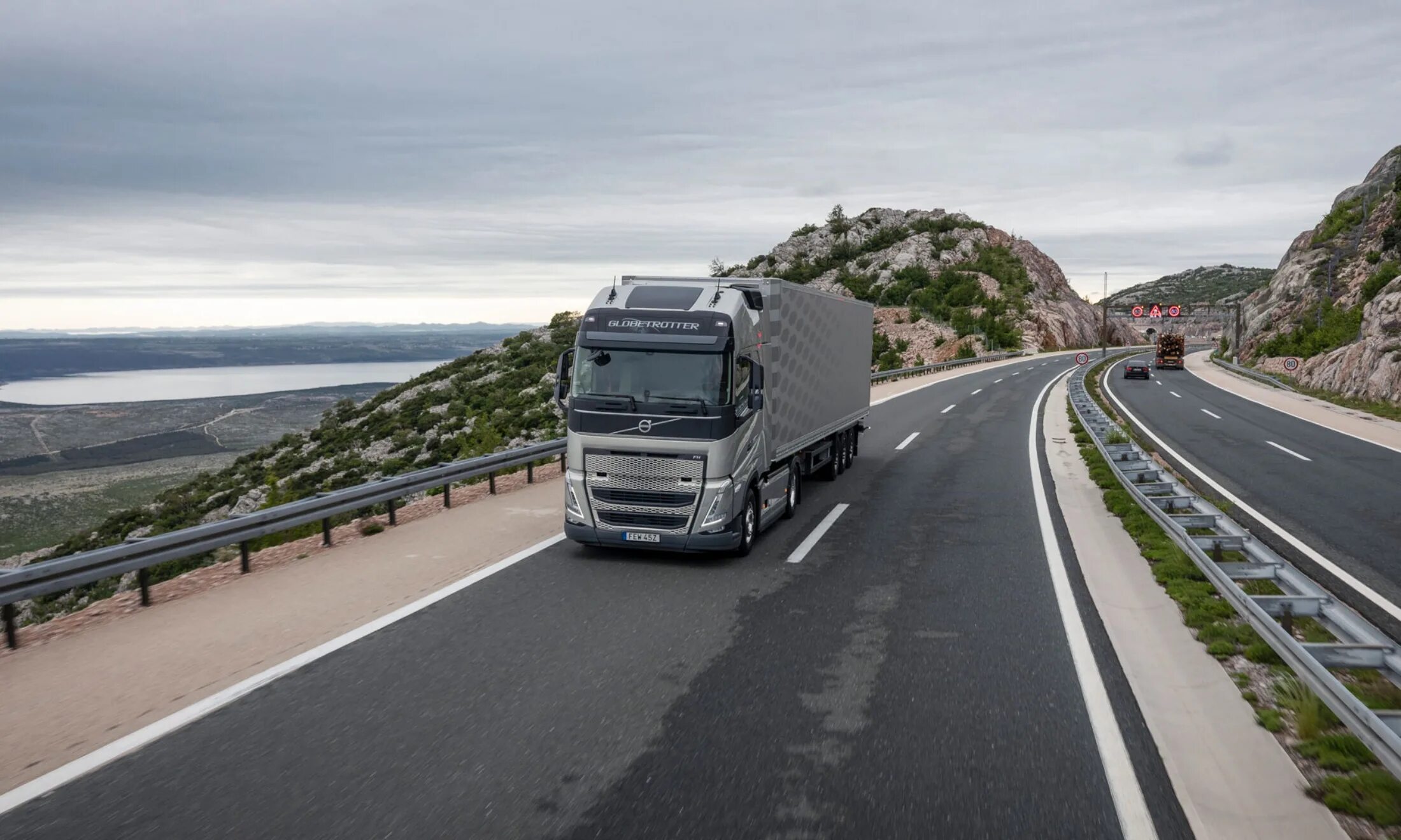 большегрузные машины ивеко. фура. Volvo truck 2022. грузовая поездка. фредлайнер каскадия 2022.