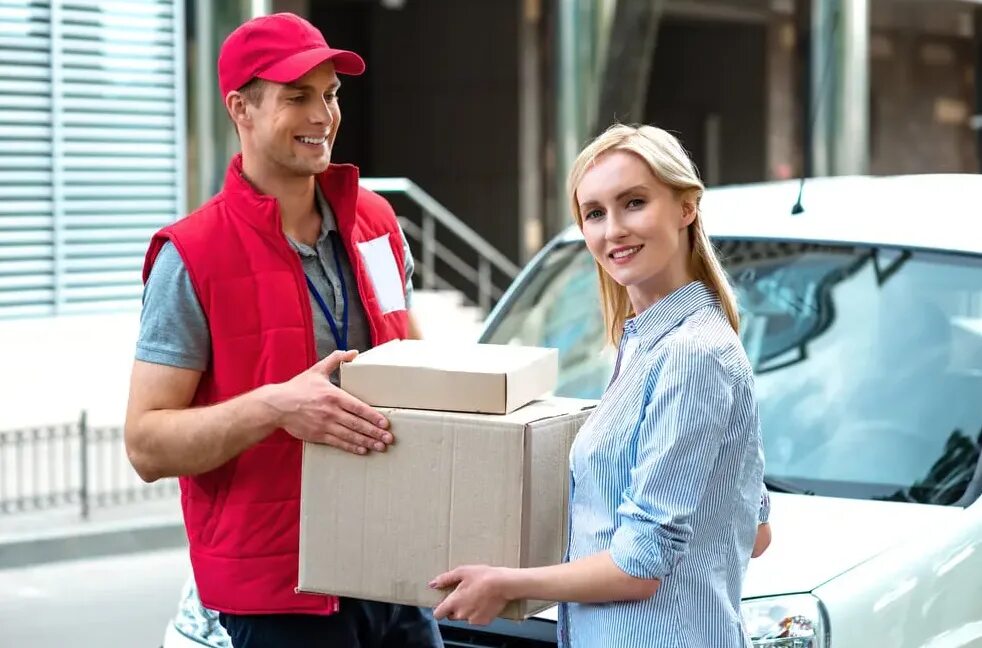 Курьер доставщик. Подростки на работе. Курьер с посылкой. Куда идти курьером. Доставщик на машине.