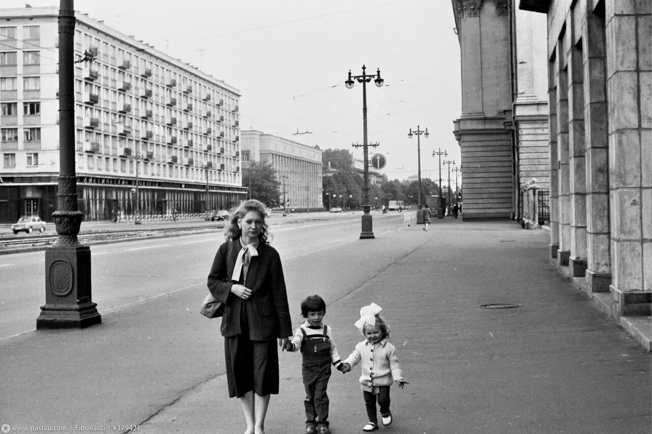 москва 1985 год перестройка. столешников переулок москва в 90е годы. 1985 год википедия. ссср 1985. всемирный фестиваль молодёжи и студентов 1985.