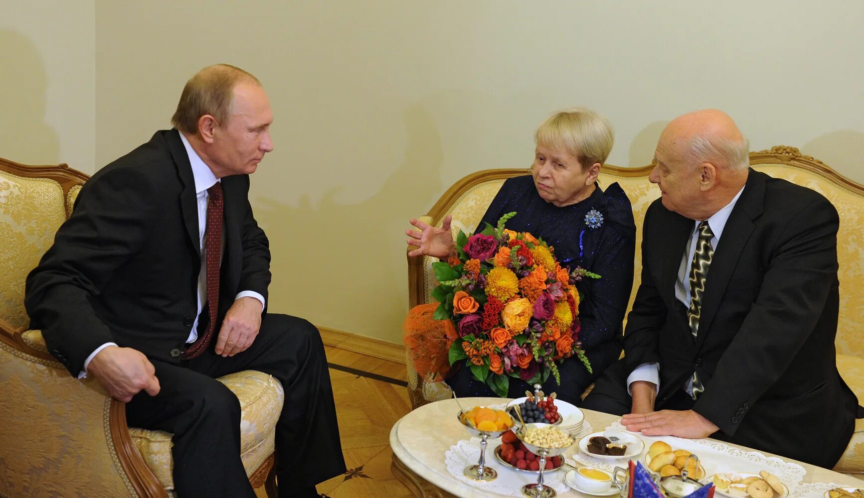 Александре пахмутовой и николае добронравове. А Пахмутова и н Добронравов. Добронравов муж Пахмутовой. Пахмутова и Добронравов фото.