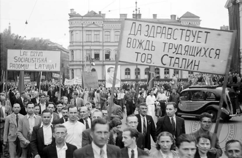 Митинг прибалтика присоединение к ссср. Митинги в латвии за присоединение к ссср. Латвия в 1940 году. Присоединение прибалтийских республик к ссср в 1940. Оккупация прибалтики ссср.