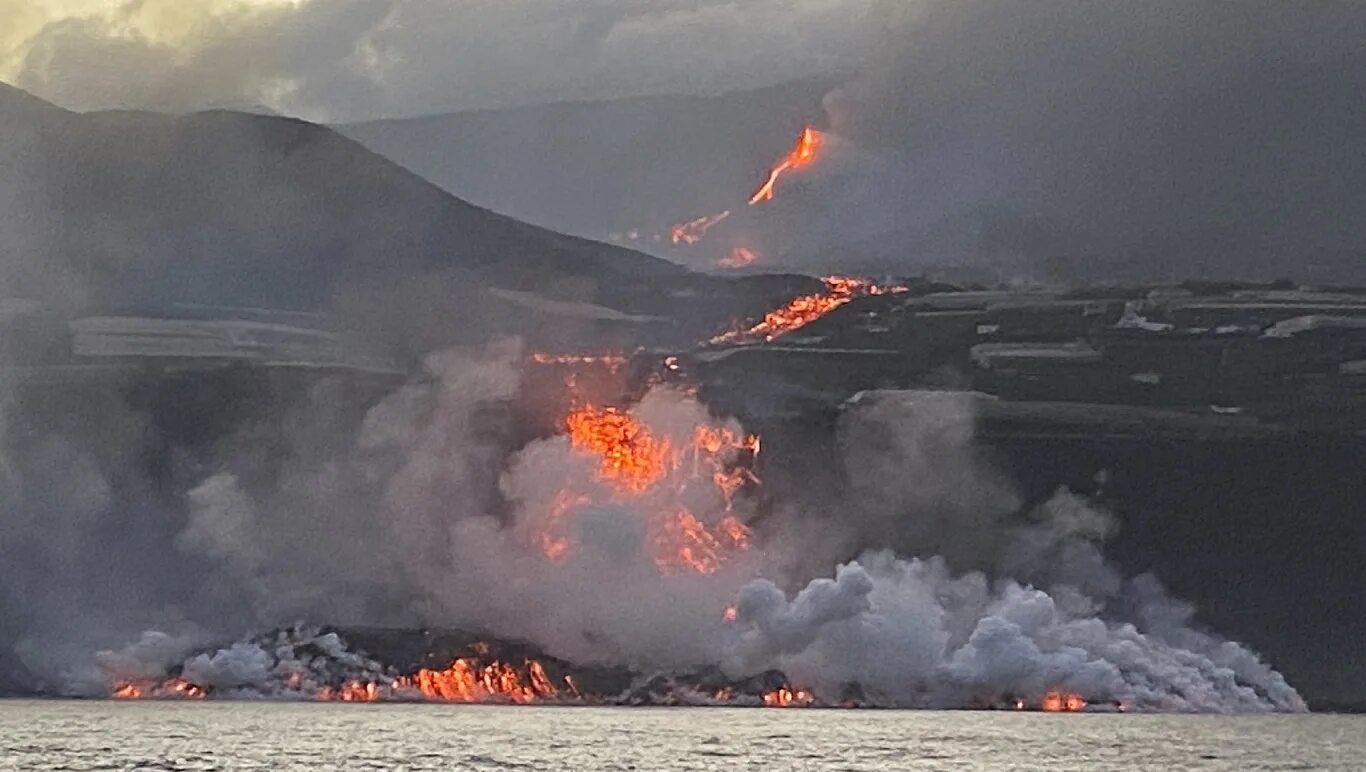 Volcano island. Ла Пальма Испания вулкан. Канарские острова извержение вулкана 2021. Извержение вулкана Кумбре-Вьеха 2021. Ла Пальма Канарские острова извержение вулкана.