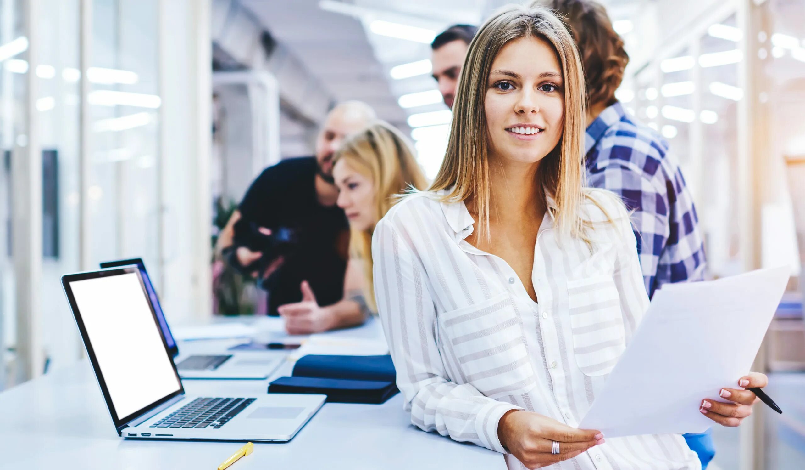 Профессии людей. Успешный коллектив. Командапрофессионалов. Успешные переговоры. Фирме которая работает в данной.