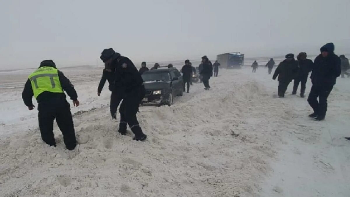 Какие дороги закрыли в казахстане. Непогода на трассе Казахстана. В Казахстане из-за непогоды закрывают дороги. Атырау непогода. Кража Алматинская область.