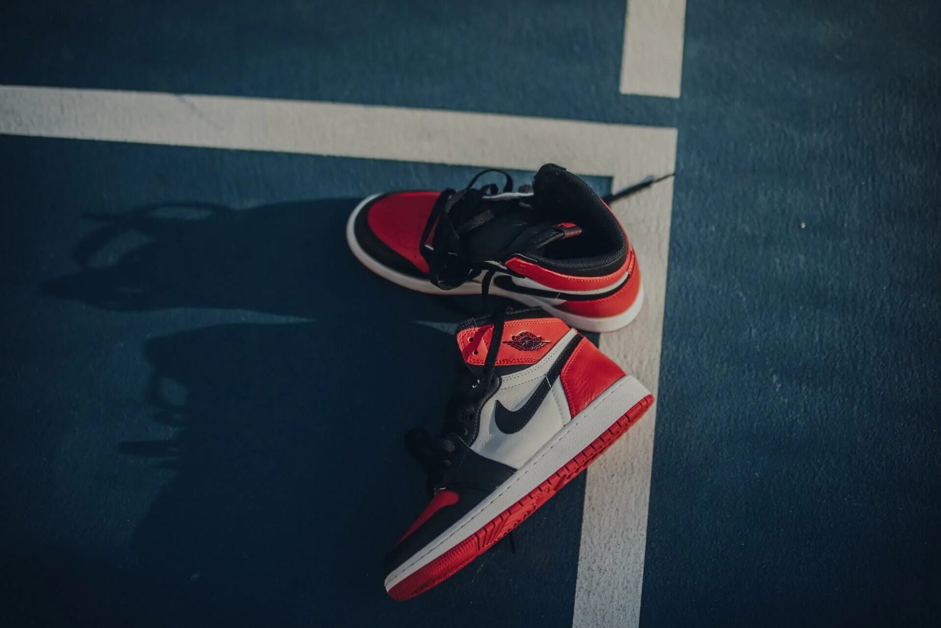 Найки джорданы 1 баскетбол. Nike Jordan 1 Red White. Nike Air Jordan 1 бело чёрно красные. Jordan 1 Blue Red.