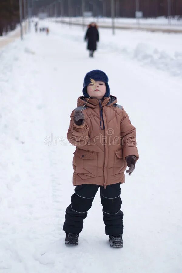 Дети на прогулке зимой. Одевайте детям варежки. Укутанный ребенок. Зимняя одежда для детей. Ребенок на морозе.